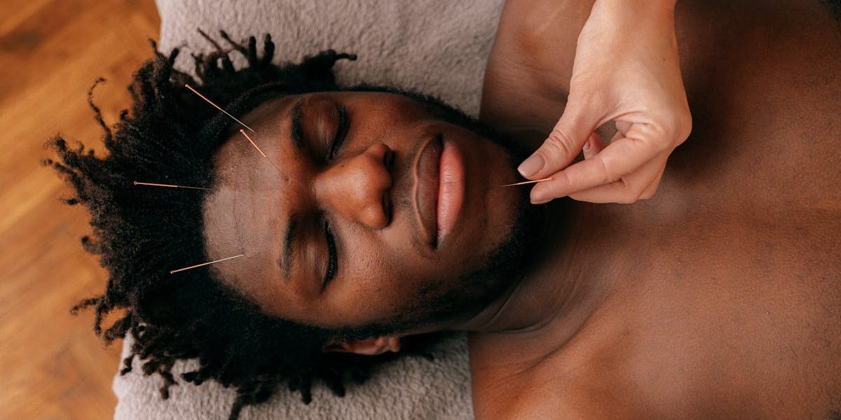 découvrez les bienfaits de l'acupression, une méthode de bien-être issue de la médecine traditionnelle chinoise, qui utilise des points de pression pour soulager le stress, les douleurs et améliorer la circulation énergétique. explorez des techniques simples à intégrer dans votre routine quotidienne.