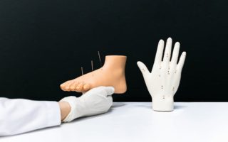 découvrez les bienfaits de l'acupression, une méthode de relaxation et de bien-être basée sur l'activation des points de pression du corps. apprenez à soulager le stress, les douleurs et à équilibrer votre énergie grâce à des techniques simples et accessibles.