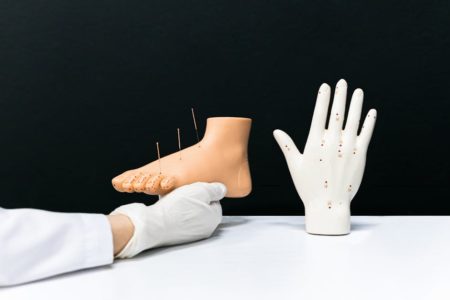 découvrez les bienfaits de l'acupression, une méthode de relaxation et de bien-être basée sur l'activation des points de pression du corps. apprenez à soulager le stress, les douleurs et à équilibrer votre énergie grâce à des techniques simples et accessibles.