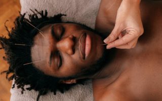 découvrez les bienfaits de l'acupression, une méthode de bien-être issue de la médecine traditionnelle chinoise, qui utilise des points de pression pour soulager le stress, les douleurs et améliorer la circulation énergétique. explorez des techniques simples à intégrer dans votre routine quotidienne.