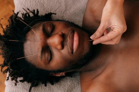 découvrez les bienfaits de l'acupression, une méthode de bien-être issue de la médecine traditionnelle chinoise, qui utilise des points de pression pour soulager le stress, les douleurs et améliorer la circulation énergétique. explorez des techniques simples à intégrer dans votre routine quotidienne.