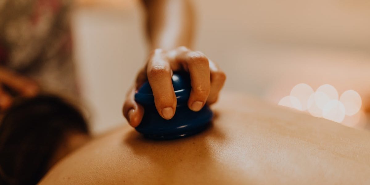 découvrez l'acupression, une méthode douce de stimulation des points de pression pour soulager le stress, favoriser la détente et améliorer le bien-être général. apprenez les techniques essentielles pour intégrer cette pratique dans votre routine quotidienne.