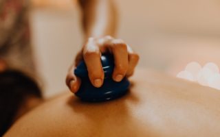 découvrez l'acupression, une méthode douce de stimulation des points de pression pour soulager le stress, favoriser la détente et améliorer le bien-être général. apprenez les techniques essentielles pour intégrer cette pratique dans votre routine quotidienne.