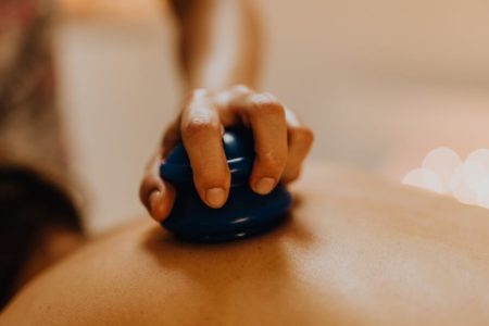 découvrez l'acupression, une méthode douce de stimulation des points de pression pour soulager le stress, favoriser la détente et améliorer le bien-être général. apprenez les techniques essentielles pour intégrer cette pratique dans votre routine quotidienne.
