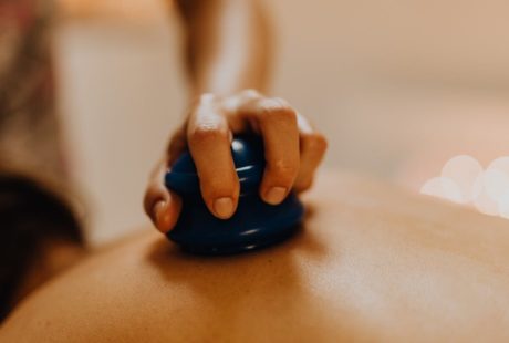 découvrez l'acupression, une méthode douce de stimulation des points de pression pour soulager le stress, favoriser la détente et améliorer le bien-être général. apprenez les techniques essentielles pour intégrer cette pratique dans votre routine quotidienne.