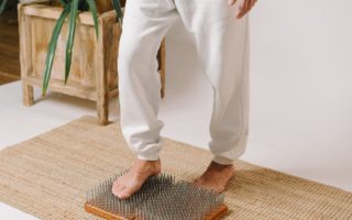 découvrez les bienfaits des tapis d'acupression pour votre bien-être. soulagez le stress, améliorez la circulation sanguine et procurez-vous une relaxation profonde grâce à cette méthode ancestrale. idéal pour réduire les tensions musculaires et favoriser un sommeil réparateur.