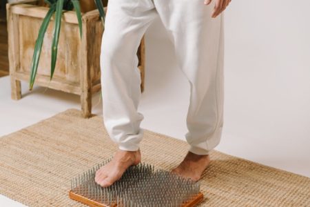 découvrez les bienfaits des tapis d'acupression pour votre bien-être. soulagez le stress, améliorez la circulation sanguine et procurez-vous une relaxation profonde grâce à cette méthode ancestrale. idéal pour réduire les tensions musculaires et favoriser un sommeil réparateur.