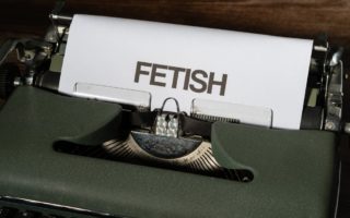 découvrez l'univers fascinant du fétichisme : des pratiques variées aux subtilités des désirs, plongez dans un monde où la sexualité s'exprime de manière unique et audacieuse. explorez vos fantasmes en toute confiance.