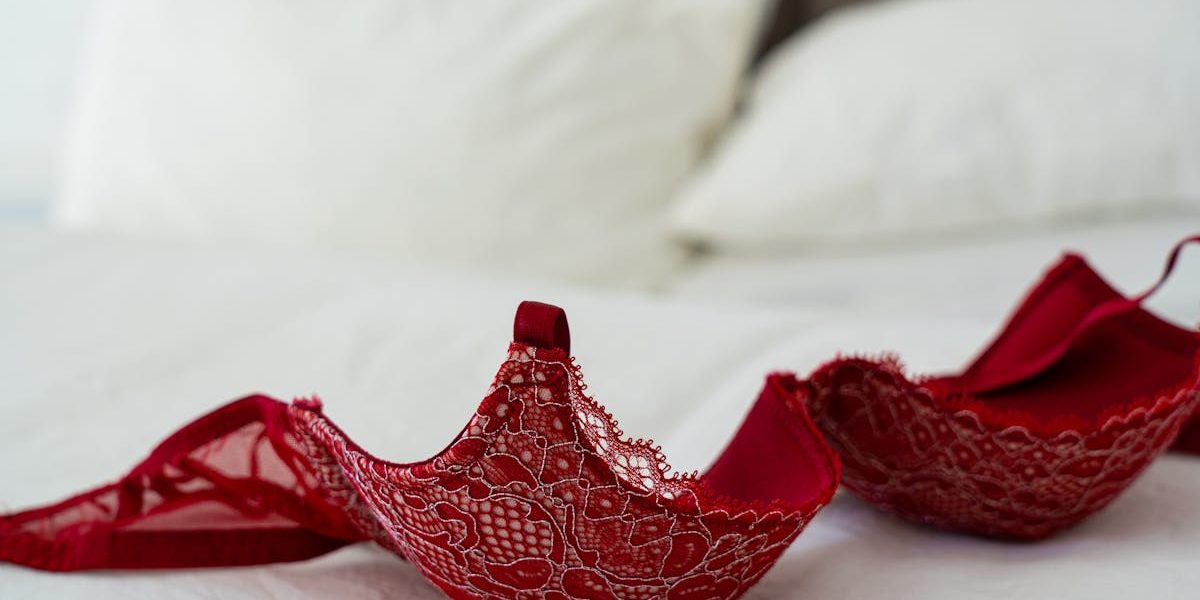 découvrez notre collection de lingerie élégante et séduisante, conçue pour sublimer votre silhouette et vous offrir un confort inégalé. trouvez le soutien-gorge parfait, les ensembles raffinés et les pièces transparentes qui s'adaptent à toutes les occasions.