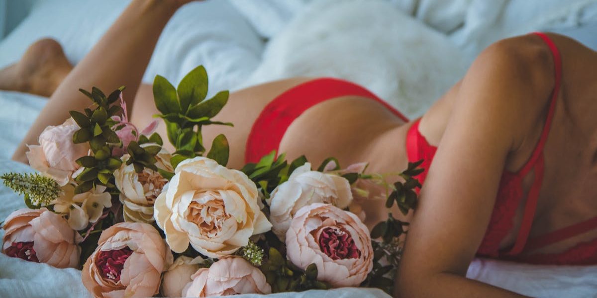 découvrez notre sélection de lingerie élégante et sexy, conçue pour sublimer votre silhouette. que ce soit pour une occasion spéciale ou au quotidien, trouvez le soutien-gorge, le corset ou le pyjama parfait qui allie confort et raffinement.