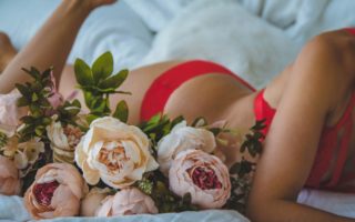 découvrez notre sélection de lingerie élégante et sexy, conçue pour sublimer votre silhouette. que ce soit pour une occasion spéciale ou au quotidien, trouvez le soutien-gorge, le corset ou le pyjama parfait qui allie confort et raffinement.