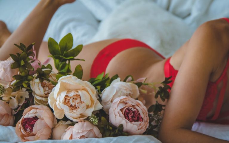 découvrez notre sélection de lingerie élégante et sexy, conçue pour sublimer votre silhouette. que ce soit pour une occasion spéciale ou au quotidien, trouvez le soutien-gorge, le corset ou le pyjama parfait qui allie confort et raffinement.