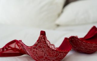 découvrez notre collection de lingerie élégante et séduisante, conçue pour sublimer votre silhouette et vous offrir un confort inégalé. trouvez le soutien-gorge parfait, les ensembles raffinés et les pièces transparentes qui s'adaptent à toutes les occasions.