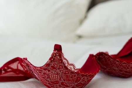 découvrez notre collection de lingerie élégante et séduisante, conçue pour sublimer votre silhouette et vous offrir un confort inégalé. trouvez le soutien-gorge parfait, les ensembles raffinés et les pièces transparentes qui s'adaptent à toutes les occasions.