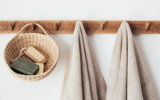 découvrez des astuces pratiques et des conseils inspirants pour l'organisation de votre salle de bain. transformez votre espace en un lieu fonctionnel et agréable grâce à des solutions de rangement et des idées déco adaptées à vos besoins.