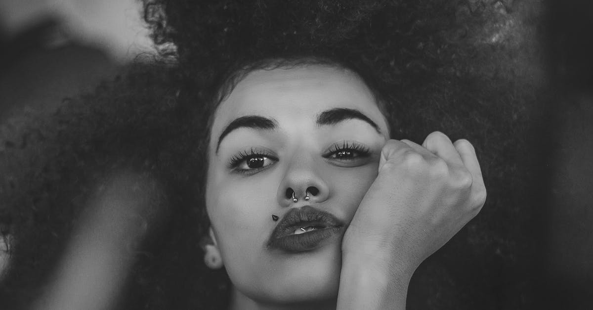 découvrez notre sélection de faux piercings tendance et sans engagement, parfaits pour changer de style en un instant. idéaux pour ceux qui souhaitent expérimenter avec leur look sans douleur ni engagement, nos faux piercings allient esthétique et confort. parcourez notre collection et trouvez le bijou qui vous correspond !