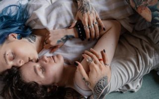 découvrez notre sélection de faux piercings tendance et sans engagement. parfaits pour ajouter du style à votre look sans percée, ces accessoires sont idéaux pour exprimer votre personnalité et changer de style en un instant.