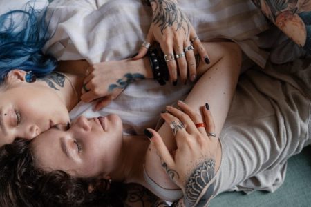découvrez notre sélection de faux piercings tendance et sans engagement. parfaits pour ajouter du style à votre look sans percée, ces accessoires sont idéaux pour exprimer votre personnalité et changer de style en un instant.