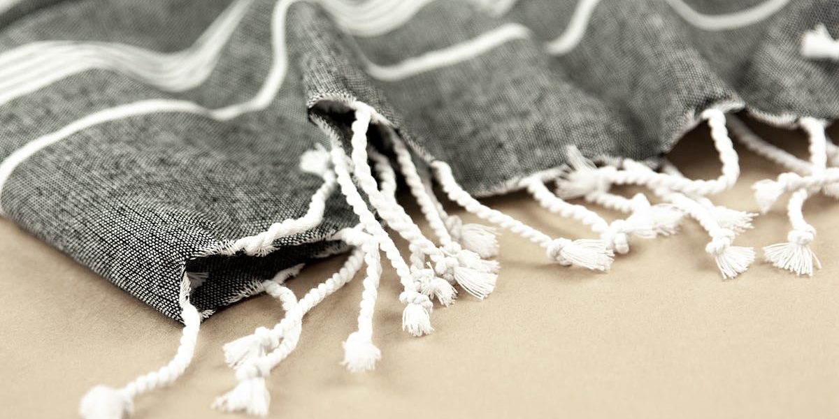 découvrez notre sélection de foutas, ces draps de bain légers et polyvalents. parfaits pour la plage, le spa ou le pique-nique, nos foutas allient style et praticité. fabriquées en coton doux, elles sont absorbantes, sèchent rapidement et sont disponibles dans une variété de couleurs et motifs tendance. adoptez la fouta pour un été chic et confortable !
