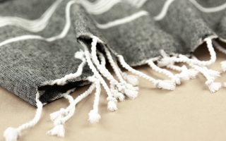 découvrez notre sélection de foutas, ces draps de bain légers et polyvalents. parfaits pour la plage, le spa ou le pique-nique, nos foutas allient style et praticité. fabriquées en coton doux, elles sont absorbantes, sèchent rapidement et sont disponibles dans une variété de couleurs et motifs tendance. adoptez la fouta pour un été chic et confortable !