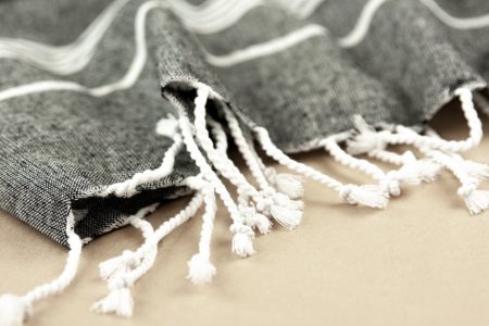 découvrez notre sélection de foutas, ces draps de bain légers et polyvalents. parfaits pour la plage, le spa ou le pique-nique, nos foutas allient style et praticité. fabriquées en coton doux, elles sont absorbantes, sèchent rapidement et sont disponibles dans une variété de couleurs et motifs tendance. adoptez la fouta pour un été chic et confortable !