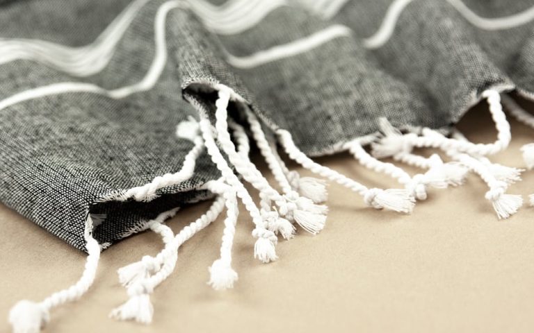 découvrez notre sélection de foutas, ces draps de bain légers et polyvalents. parfaits pour la plage, le spa ou le pique-nique, nos foutas allient style et praticité. fabriquées en coton doux, elles sont absorbantes, sèchent rapidement et sont disponibles dans une variété de couleurs et motifs tendance. adoptez la fouta pour un été chic et confortable !
