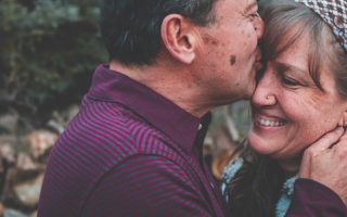 découvrez les multiples facettes de l'intimité, un lien essentiel qui unit les individus. explorez comment la proximité émotionnelle, la confiance et la vulnérabilité jouent un rôle crucial dans nos relations personnelles et interpersonnelles, et apprenez à cultiver une intimité saine et épanouissante.