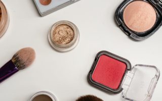 découvrez des astuces pratiques pour organiser votre maquillage de manière efficace. transformez votre routine beauté avec des solutions ingénieuses pour ranger vos produits, gagner du temps et garder votre espace de travail bien ordonné.
