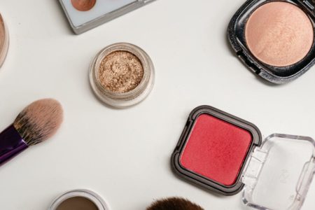découvrez des astuces pratiques pour organiser votre maquillage de manière efficace. transformez votre routine beauté avec des solutions ingénieuses pour ranger vos produits, gagner du temps et garder votre espace de travail bien ordonné.