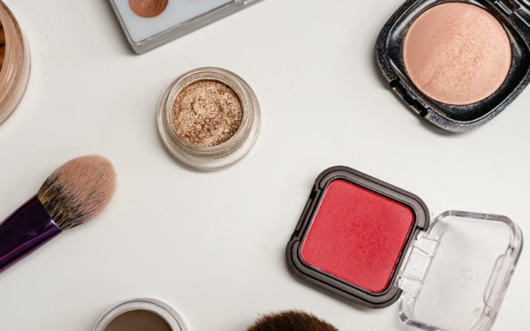 découvrez des astuces pratiques pour organiser votre maquillage de manière efficace. transformez votre routine beauté avec des solutions ingénieuses pour ranger vos produits, gagner du temps et garder votre espace de travail bien ordonné.