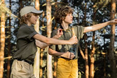 découvrez le slingshot, un équipement de loisir captivant parfait pour les amateurs de sensations fortes. idéal pour les sorties en plein air, il offre des moments de fun et d'adrénaline inoubliables. parfait pour les jeunes et les adultes, explorez les différentes techniques et profitez pleinement de cette expérience unique !