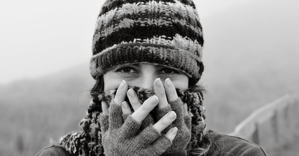 découvrez notre collection de gants d'hiver, alliant confort, style et chaleur. protégez vos mains du froid avec des matériaux de qualité et des designs tendance. trouvez la paire idéale pour affronter les températures glaciales tout en restant élégant.