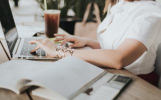 découvrez notre collection unique de bijoux en bois, alliant élégance et nature. fabriqués à partir de matériaux durables, ces accessoires artisanaux apportent une touche originale à votre style tout en respectant l'environnement.