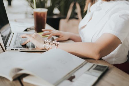 découvrez notre collection unique de bijoux en bois, alliant élégance et nature. fabriqués à partir de matériaux durables, ces accessoires artisanaux apportent une touche originale à votre style tout en respectant l'environnement.
