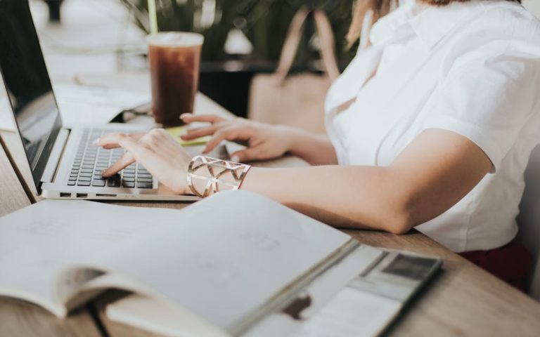 découvrez notre collection unique de bijoux en bois, alliant élégance et nature. fabriqués à partir de matériaux durables, ces accessoires artisanaux apportent une touche originale à votre style tout en respectant l'environnement.