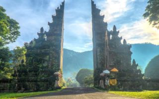 découvrez bali, l’île indonésienne aux paysages idylliques : plages paradisiaques, rizières verdoyantes, temples mystiques et culture vibrante vous attendent pour un voyage inoubliable.