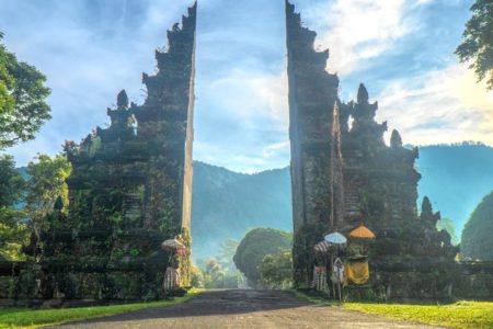 découvrez bali, l’île indonésienne aux paysages idylliques : plages paradisiaques, rizières verdoyantes, temples mystiques et culture vibrante vous attendent pour un voyage inoubliable.