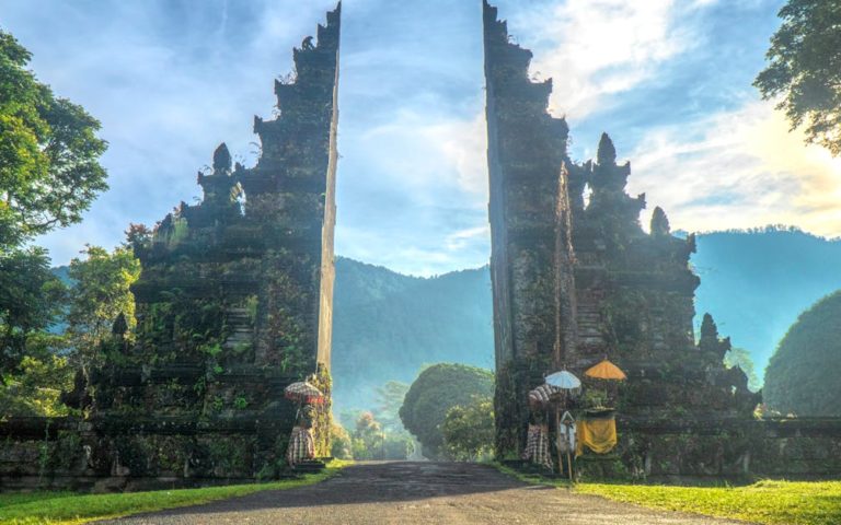 découvrez bali, l’île indonésienne aux paysages idylliques : plages paradisiaques, rizières verdoyantes, temples mystiques et culture vibrante vous attendent pour un voyage inoubliable.